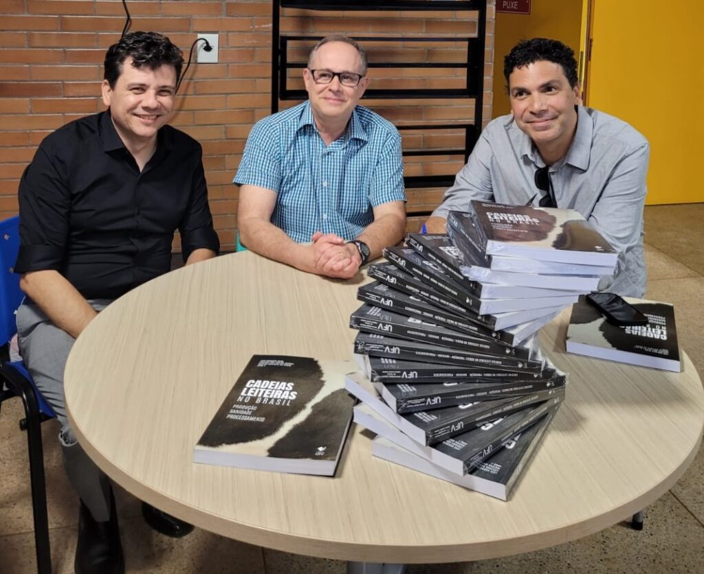 Autores de Cadeias Leiteiras no Brasil, após palestra na qual lançaram obra