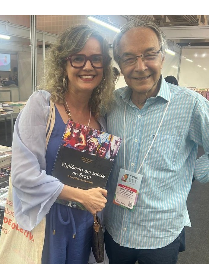 Pesquisadores Glauce Dias e Jairnilson Paim, autores de Vigilância em Saúde no Brasil, durante lançamento da obra em Fortaleza (CE)